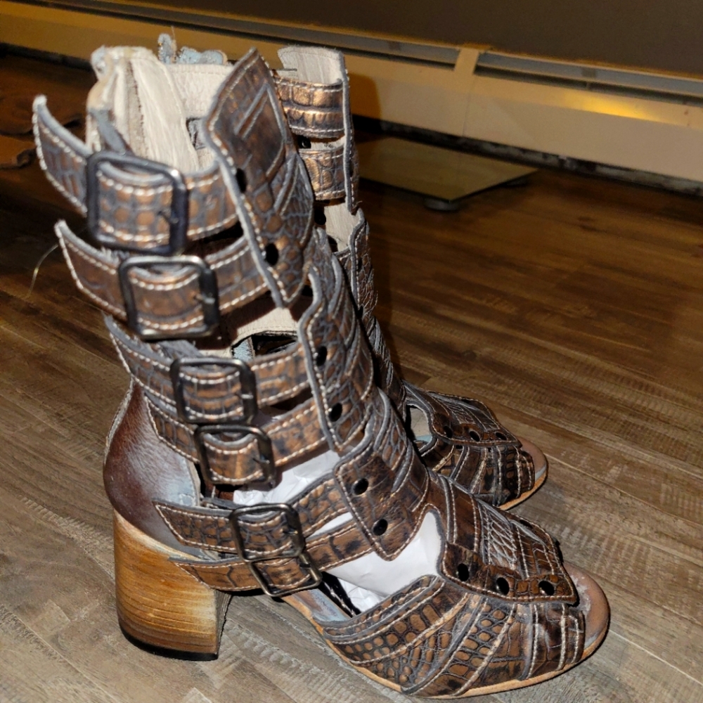 FreeBird Zane sandals